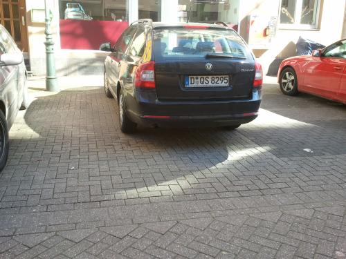 Oberbilk, bescheuert parken, 2012-03-25